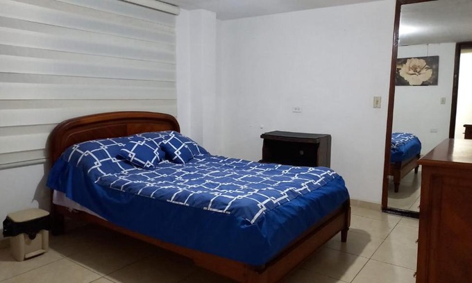 Quito Apartment | Habitación independiente con baño completo dentro de la habitación, sector jipijapa, por la plaza de toros Quito, parqueadero, tiene Internet, agua caliente