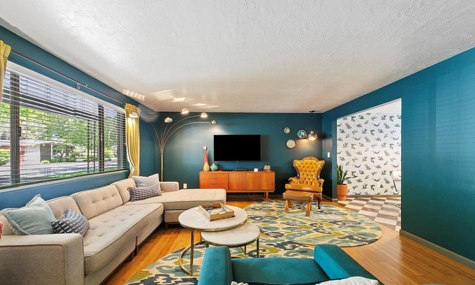 East End House | #HabitueHomes - The East End Retreat – King Bed, EV Charger, Natural Spring Pool!