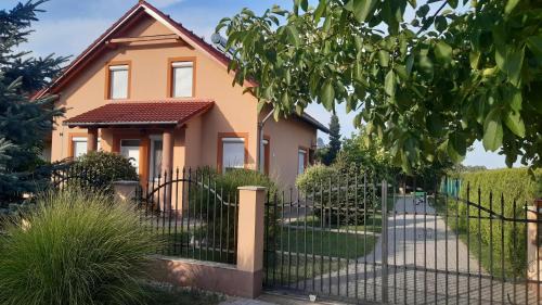 Balatonoszod Apartment | Hajnalka Vendégház
