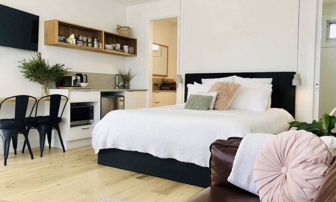 Inverloch Bed & Breakfast | Hakea King Suite- Inlet Waters Escape. Stroll the inlet & nature boardwalk