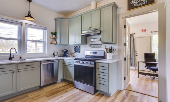 Lufkin Cottage | Half-mi to Dtwn Lufkin: Charming & Spacious Home!