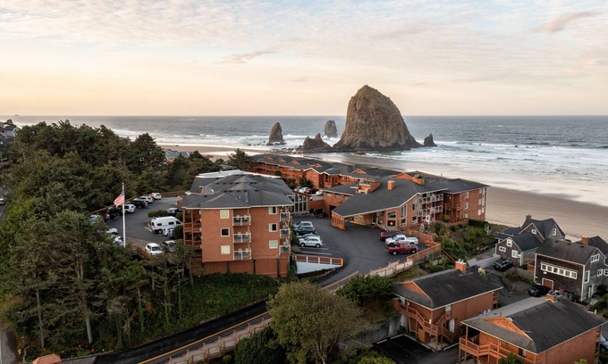 Downtown Cannon Beach Hotel | Hallmark Resort - Cannon Beach