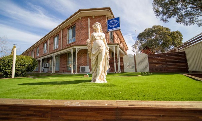 Queanbeyan West Hotel | Hamilton's Queanbeyan Motel