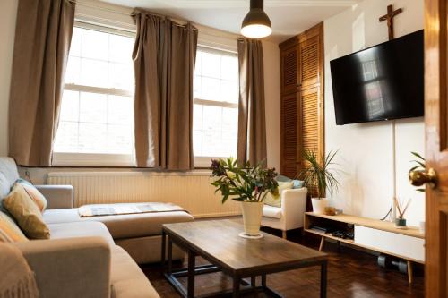 Hampstead House | Hampstead 19th Century Village Cottage