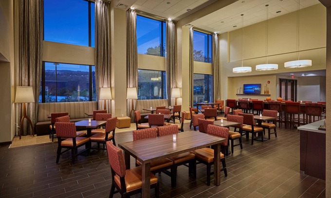 Hood River Hotel | Hampton Inn & Suites Hood River