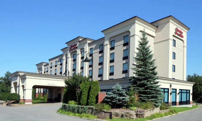 Laval Hotel | Hampton Inn & Suites Laval