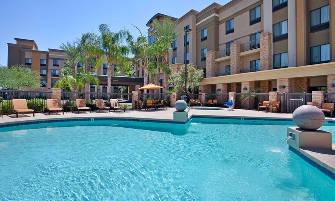 Glendale Sports and Entertainment District Hotel | Hampton Inn & Suites Phoenix Glendale-Westgate