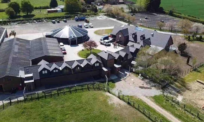 Kilnwick Apartment | Hanaverian suit with amazing views of stud farm.