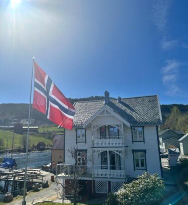 Valsoyfjord House | Handelsmannens hus ved Otnesbrygga, Valsøyfjord