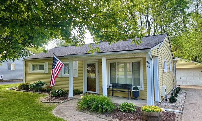 Auburn Hills House | Happy-Little-House: Clean, Cozy, Cute! King Bed & Family-Friendly. A+ Location.