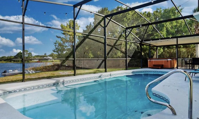 Loughman House | Happy Rest Place Home Lake View with Pool and HotTub