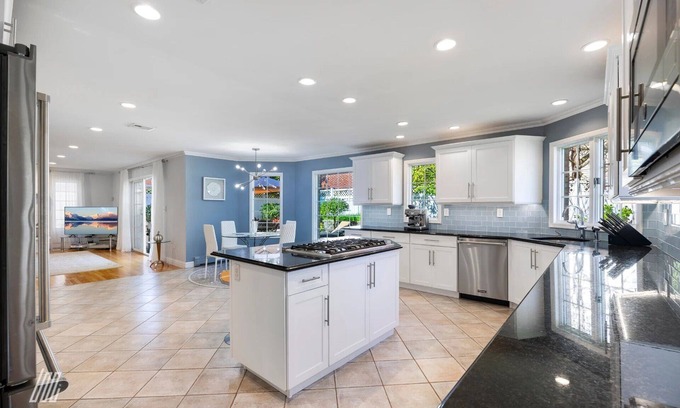 Fort Lee House | Happy Stay - Charming 4-bedroom house with WiFi, AC in lovely Fort Lee