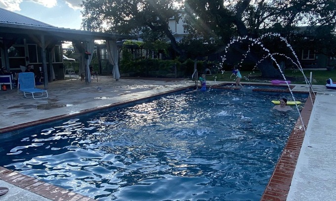 Bandera House | Happy Trails Cowboy Cabin HOT TUB POOL on 12 ac