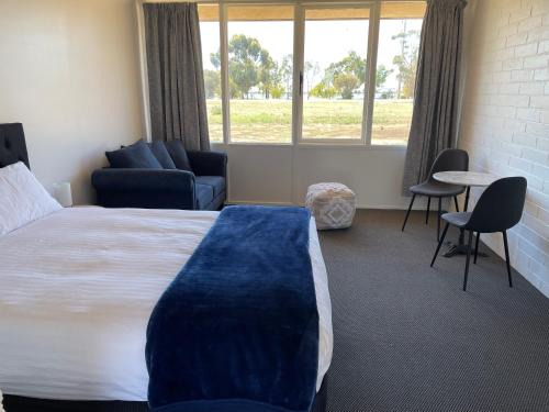 Lake Boga Hotel | Happy Wanderer Motel Lake Boga ON THE LAKE WITH LAKE VIEWS