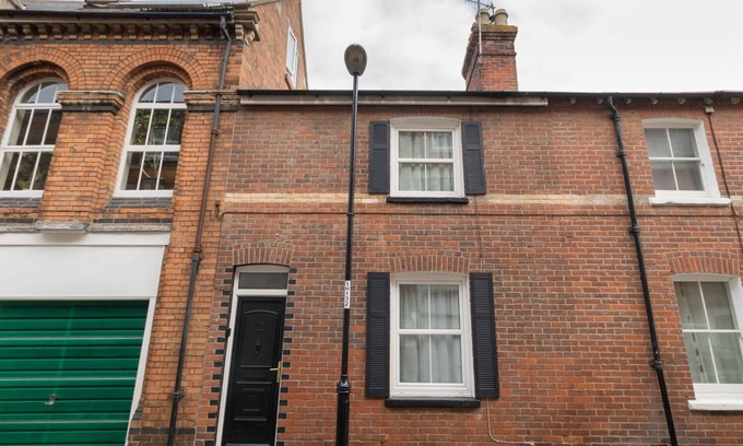 Weymouth Cottage | HARBOUR CATCH COTTAGE, pet friendly, with a garden in Weymouth