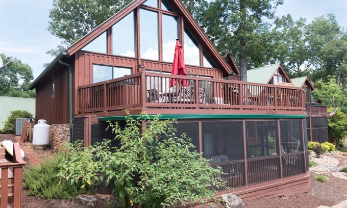 Six Mile Ski Chalet | Harbour Pointe Chalet with Boat Slip