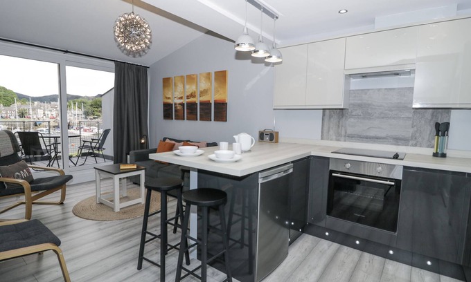 Borth-y-Gest Cottage | HARBWR HIDEAWAY, pet friendly in Porthmadog