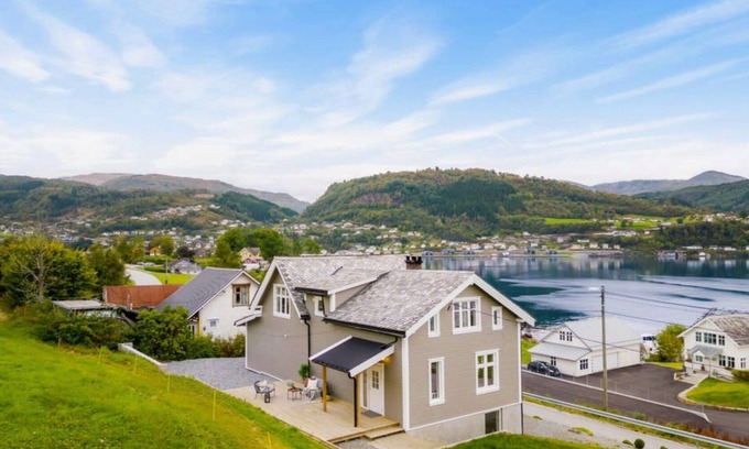 Oystese House | Hardangerfjord hideaway - luxury heritage home near Norheimsund, Kvam