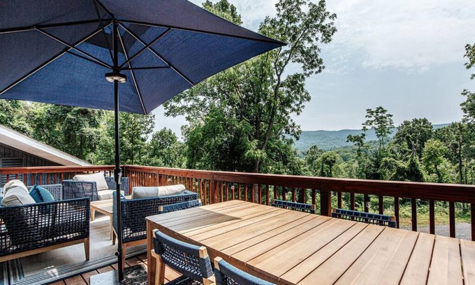 Front Royal House | Harmony Ridge Hideaway: mountain retreat w/hot tub