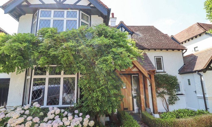 Shottery Cottage | HATHAWAY LANE, with open fire in Stratford-Upon-Avon