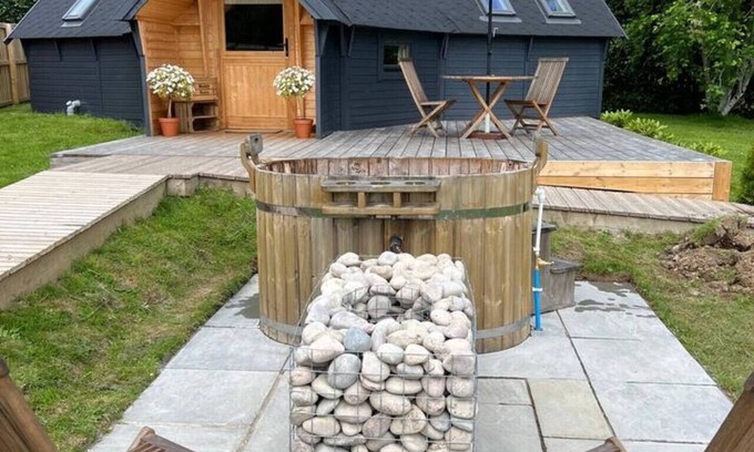 Murthly Cabin | Hatton Lodge Annex - Hot Tub & Garden