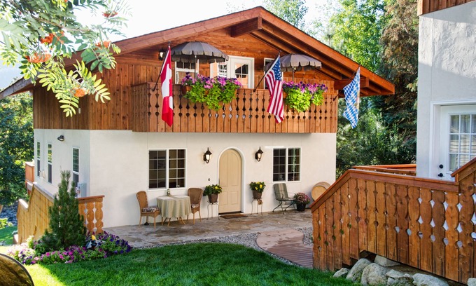 Leavenworth Ski Chalet | Haus Hanika B&B The Black Bear Suite on the River