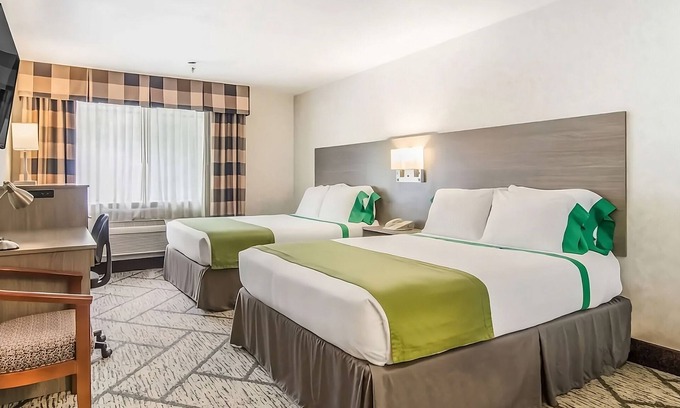 Poulsbo Resort | Have a Comfortable Stay in GuestHouse Poulsbo! Comes w/Free Parking & Breakfast