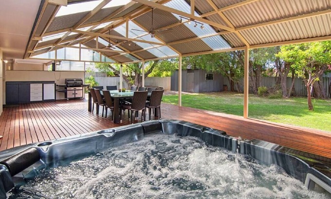 Broadwater House | Haven By the Bay- Short walk to Broadwater beach
