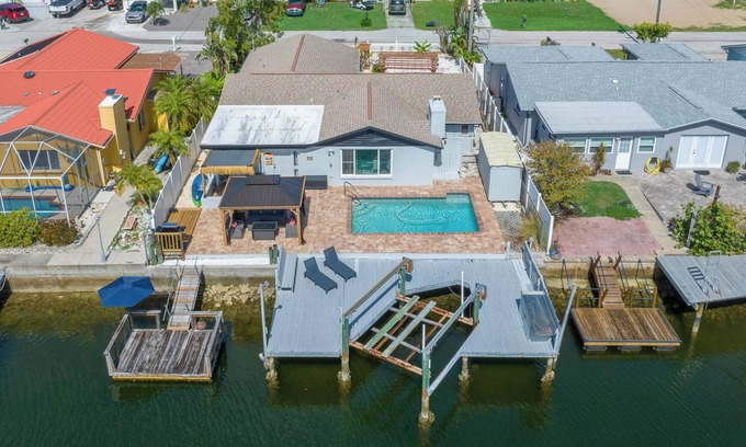 Sea Ranch On The Gulf House | Haven Waterfront Walk to Beach, Pool, Kayak, Games