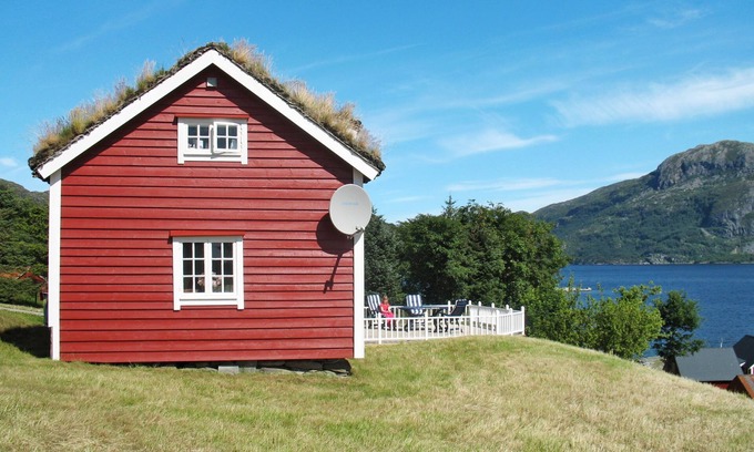 Askvoll House | Havsblikk by Interhome