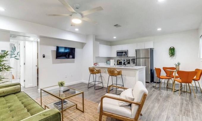 Old East Dallas Apartment | Hawaii Hala Summary: