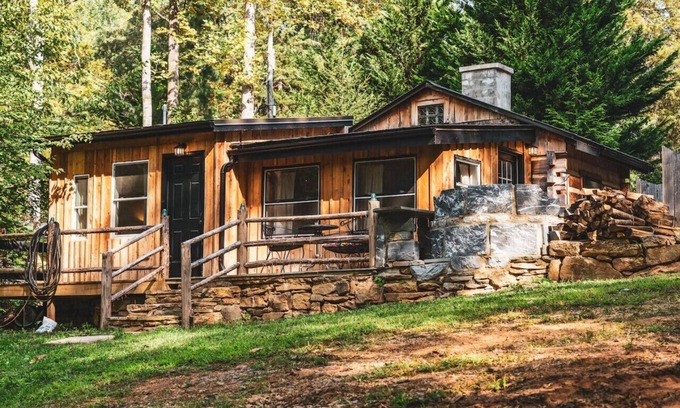 Nellysford Cabin | Hawthorne Cabin ~ NEW ~ Romantic ~ Unique ~ Serene