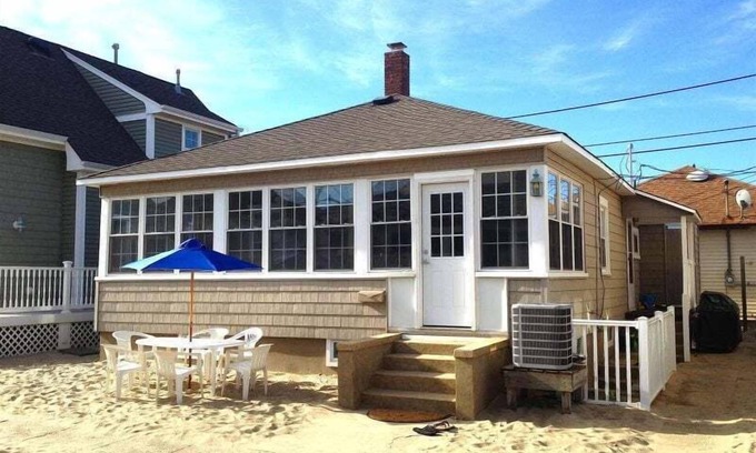 Point Pleasant Beach House | HAY7 | Featured on HGTV! 3BR 1ba Beachside Cottage set in the Sand! 1 car parking