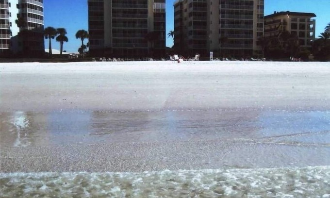 Siesta Key Condo | Hear the Waves Feel the Sand Great View sleeps 6