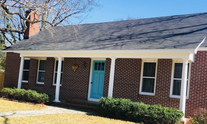 Fredericksburg House | Heart Haus, 5/4, sleeps 16, 6 blocks to Main St, HOT TUB, Check out our MURAL!
