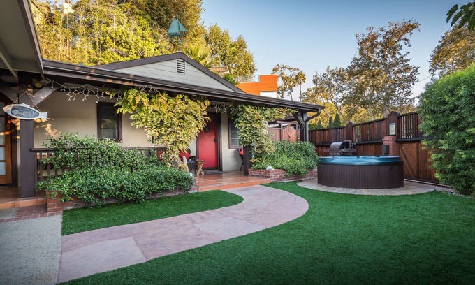 Santa Monica Canyon House | HEART HOUSE AT THE BEACH! 1 block from the beach in our comfy bungalow.