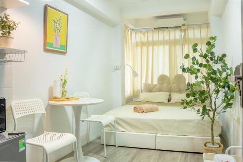 Old Quarter House | Heart of Hoan Kiem minimal elegant great window room