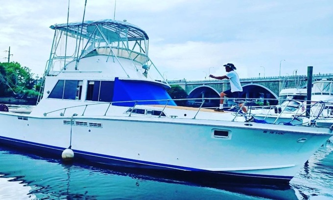 Fox Point Boat Rental | Heart of Providence - 42 ft. Heated House Boat