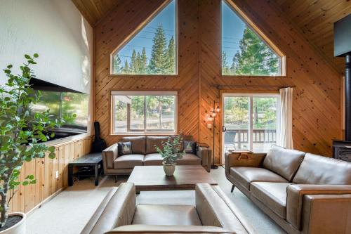 Truckee House | Hearthlight Cabin at Tahoe Donner by Tahoe Getaways - Pet-Friendly 3BR w Guest Suite
