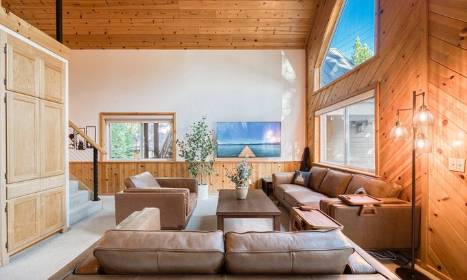 Truckee House | Hearthlight Cabin at Tahoe Donner by Tahoe Getaways - Pet-Friendly 3BR w/Guest Suite
