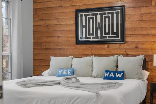 McKinney House | Heated Pool PoolTable HotTub Sleeps 16 Renovated