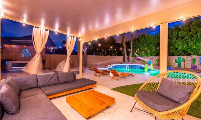 East Mesa House | Heated Pool | Spa | Golf | Pool Table| Sleeps 14