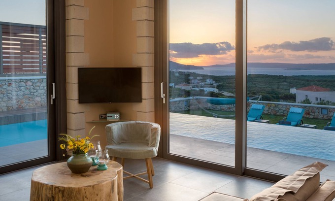 Plaka Villa | Heated pool/Taverna&MIni Market 800m/Hammam roomInfinity /hydromassage pool