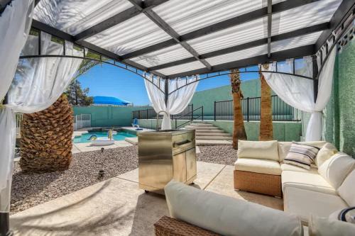 Canyon Gate Villa | Heated Pool with Cabana & Game-Room 15 Min to Strip