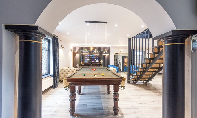 Colnbrook House | Heathrow House with Hot tub and Garden