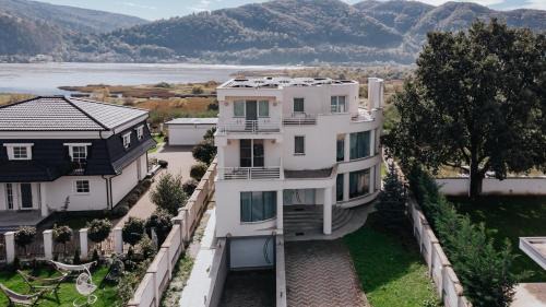 Viisoara Villa | Heavean Lake View
