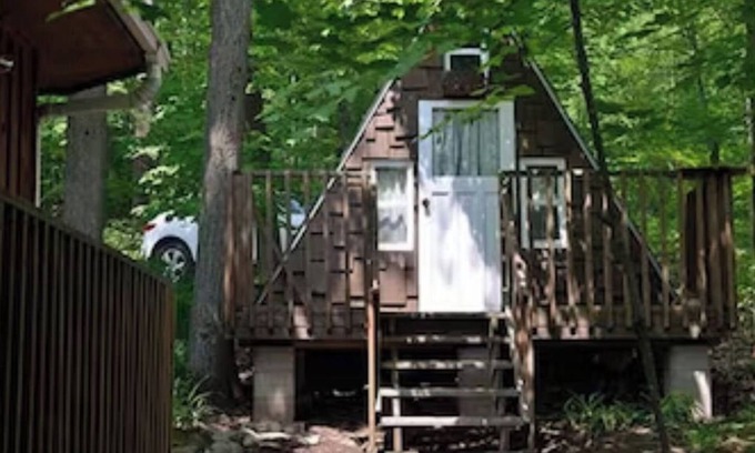Windermere Cottage | HEAVEN IN MUSKOKA, BEAUTIFUL COTTAGE,.SUPER VIEWS, XXL DECK, & FLOATING DOCK.