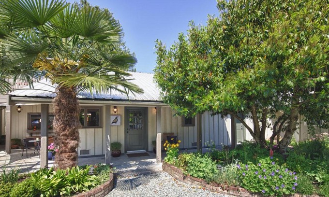 Ganges Bed & Breakfast | Hedgerow House