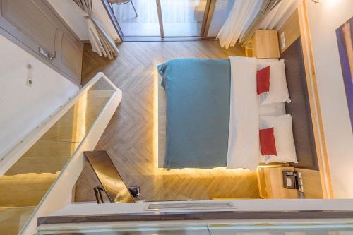 Emeishan House | Heinemann Hotel loft suite with two king beds B306 with a jacuzzi and a local
