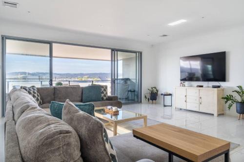 Safety Beach House | Helm House - A Contemporary Coastal Group Retreat